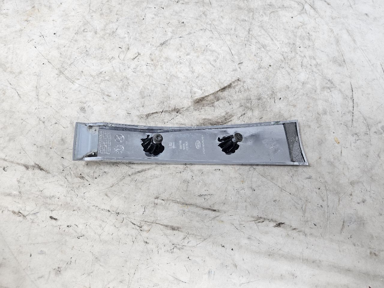 2019 ESCALADE INSERT W/SCREWS NICE CONDITION 32278 - image 7