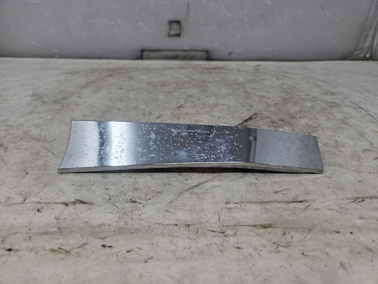 2019 ESCALADE INSERT W/SCREWS NICE CONDITION 32278 - image 1