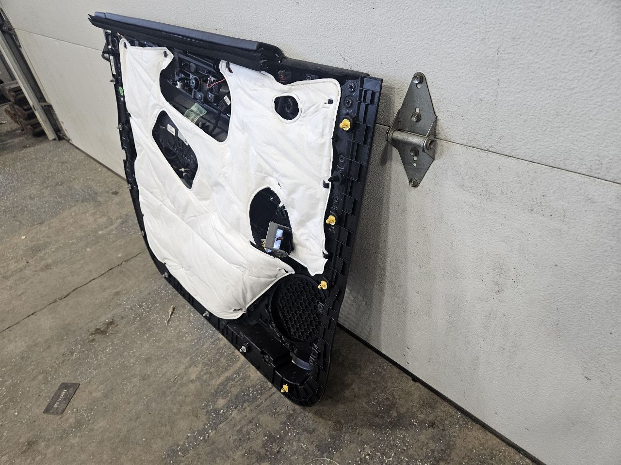 2019 ESCALADE FRONT RH DOOR TRIM PANEL BLACK BROWN 32288 - image 1