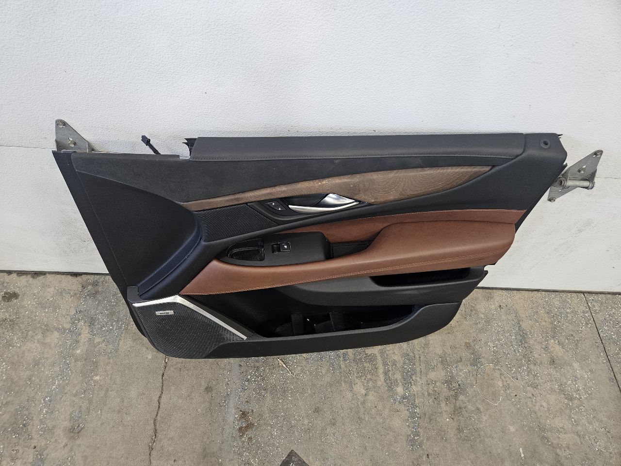 2019 ESCALADE FRONT RH DOOR TRIM PANEL BLACK BROWN 32288 - image 2