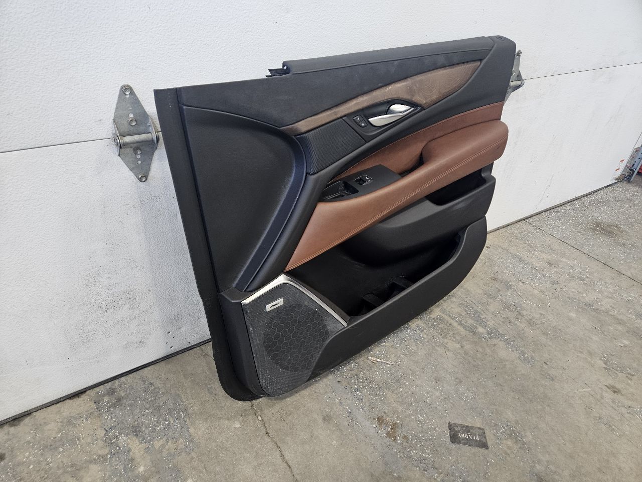 2019 ESCALADE FRONT RH DOOR TRIM PANEL BLACK BROWN 32288 - image 3