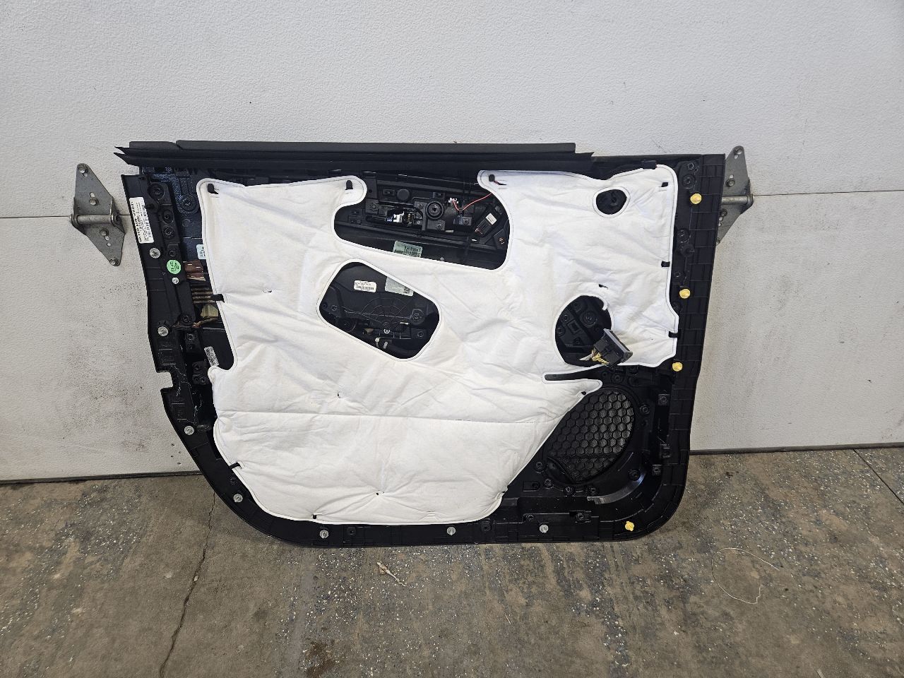 2019 ESCALADE FRONT RH DOOR TRIM PANEL BLACK BROWN 32288 - image 4