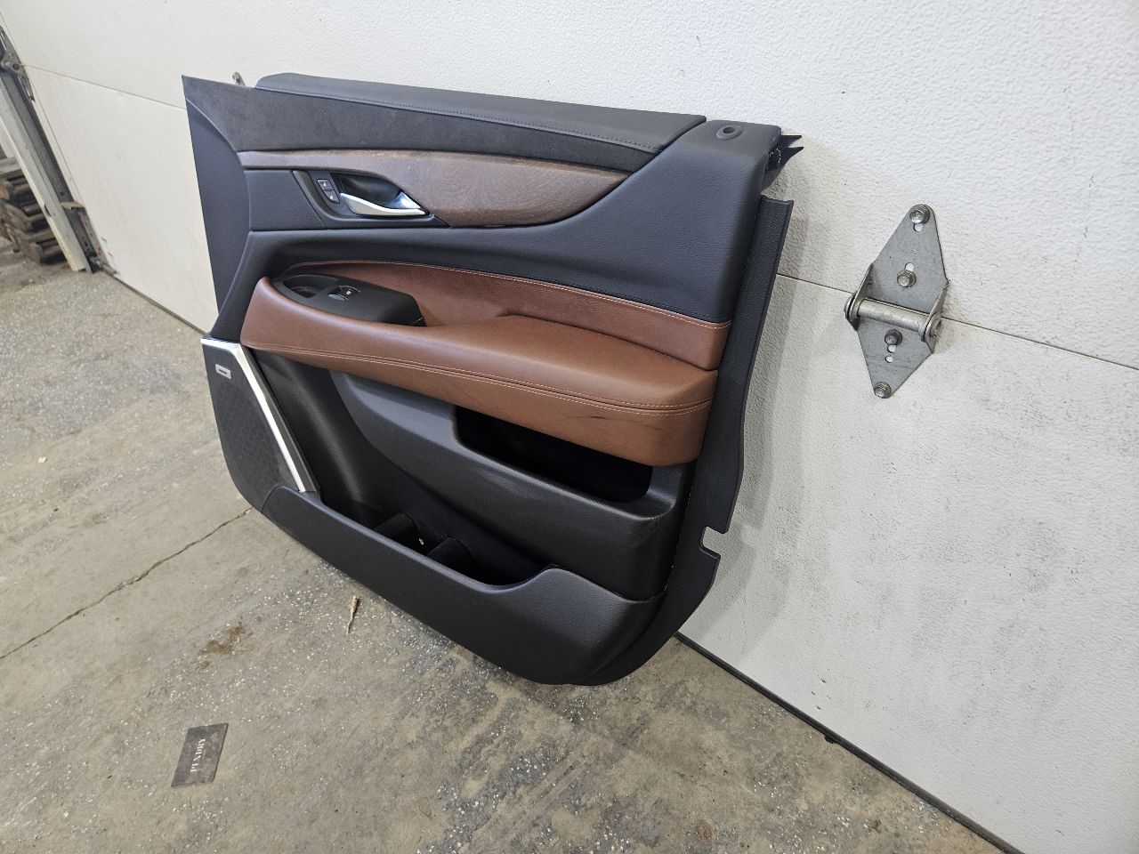 2019 ESCALADE FRONT RH DOOR TRIM PANEL BLACK BROWN 32288 - image 7