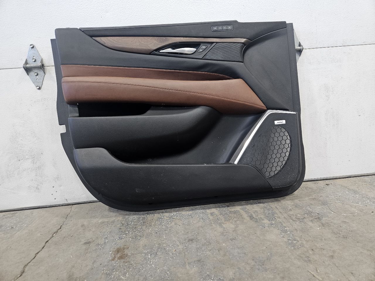 2019 ESCALADE FRONT LH DOOR TRIM PANEL BLACK BROWN 32289 - image 2