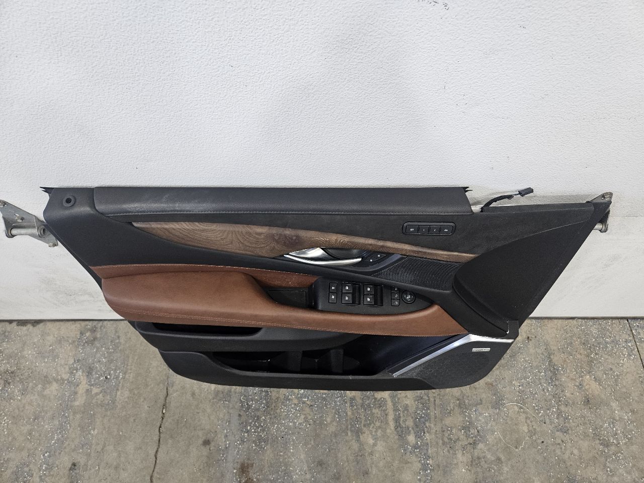 2019 ESCALADE FRONT LH DOOR TRIM PANEL BLACK BROWN 32289 - image 4