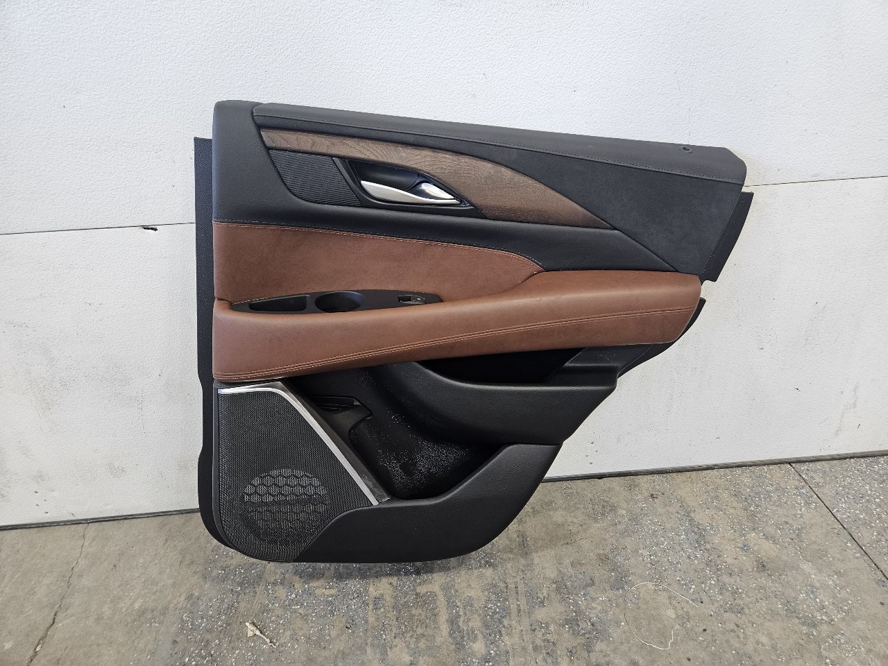 2019 ESCALADE REAR RH DOOR TRIM PANEL BLACK BROWN 32290 - image 1