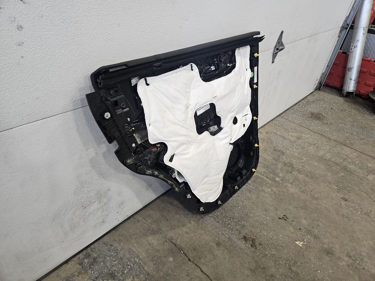 2019 ESCALADE REAR RH DOOR TRIM PANEL BLACK BROWN 32290 - image 2
