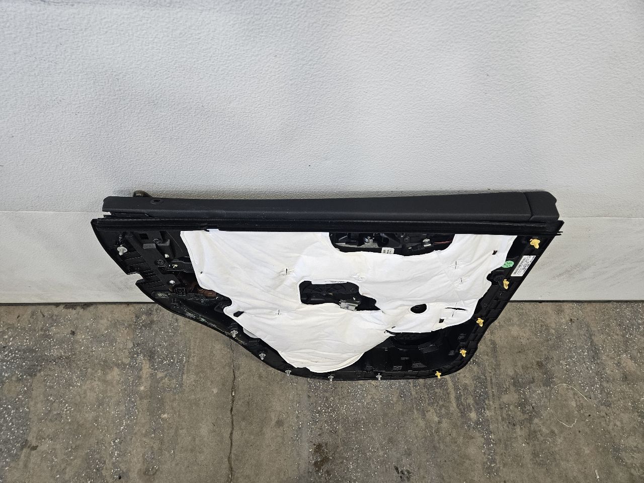2019 ESCALADE REAR RH DOOR TRIM PANEL BLACK BROWN 32290 - image 3