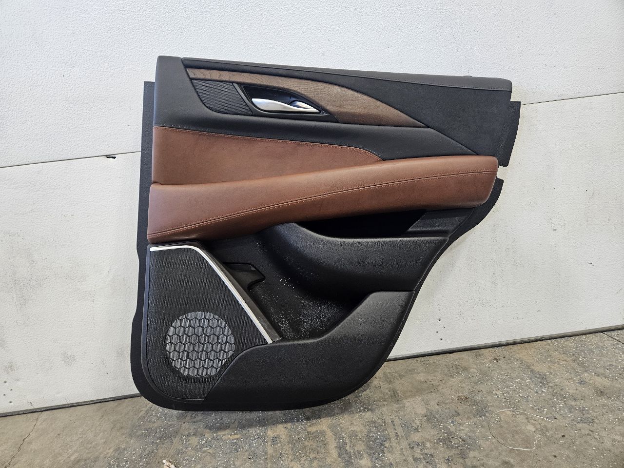 2019 ESCALADE REAR RH DOOR TRIM PANEL BLACK BROWN 32290 - image 4