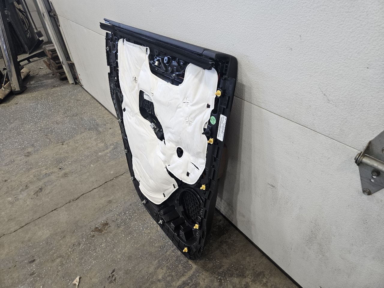 2019 ESCALADE REAR RH DOOR TRIM PANEL BLACK BROWN 32290 - image 5