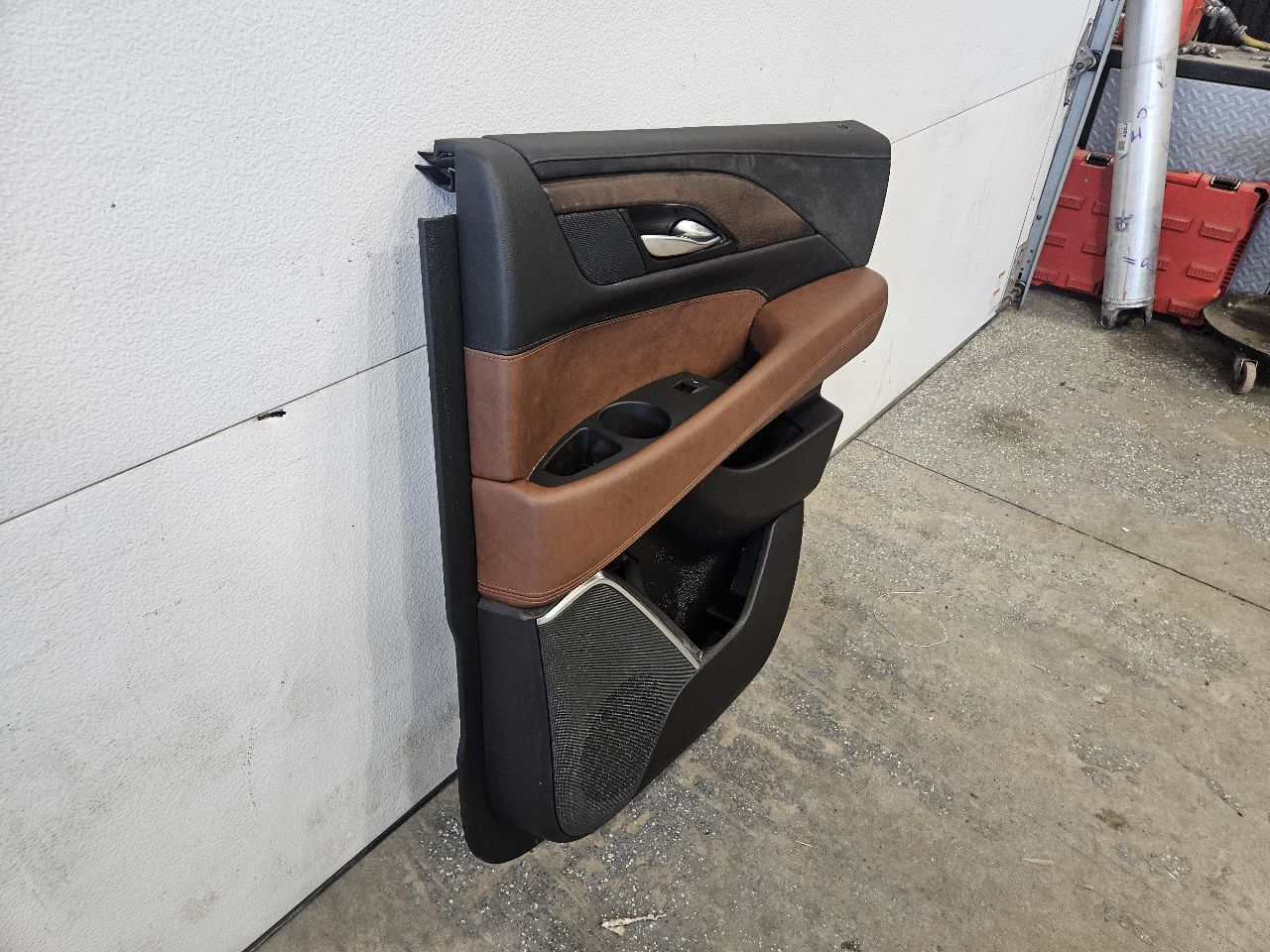2019 ESCALADE REAR RH DOOR TRIM PANEL BLACK BROWN 32290 - image 6