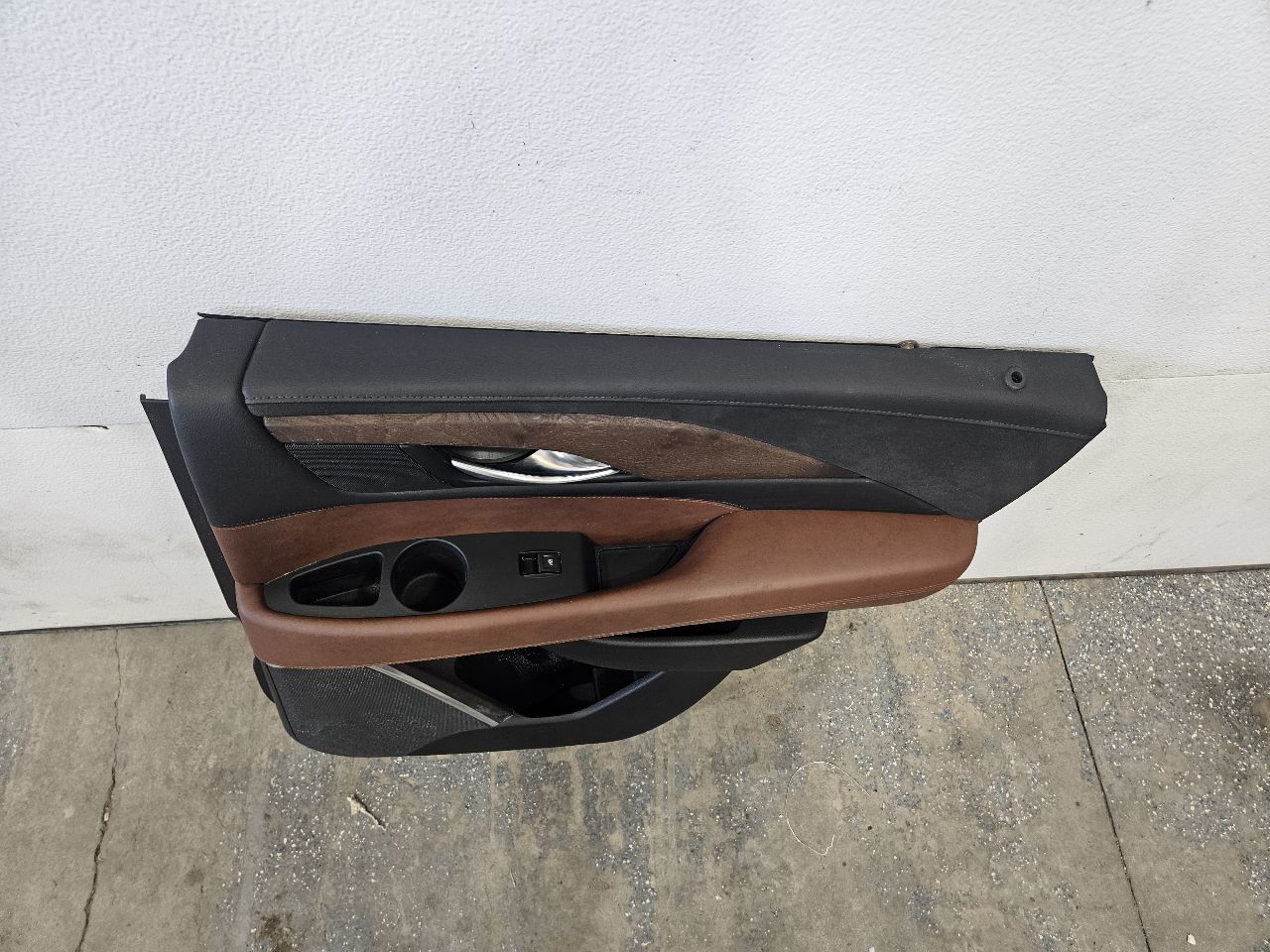 2019 ESCALADE REAR RH DOOR TRIM PANEL BLACK BROWN 32290 - image 7