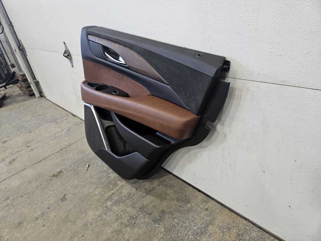 2019 ESCALADE REAR RH DOOR TRIM PANEL BLACK BROWN 32290 - image 8