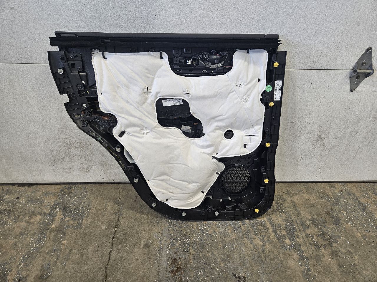 2019 ESCALADE REAR RH DOOR TRIM PANEL BLACK BROWN 32290 - image 9