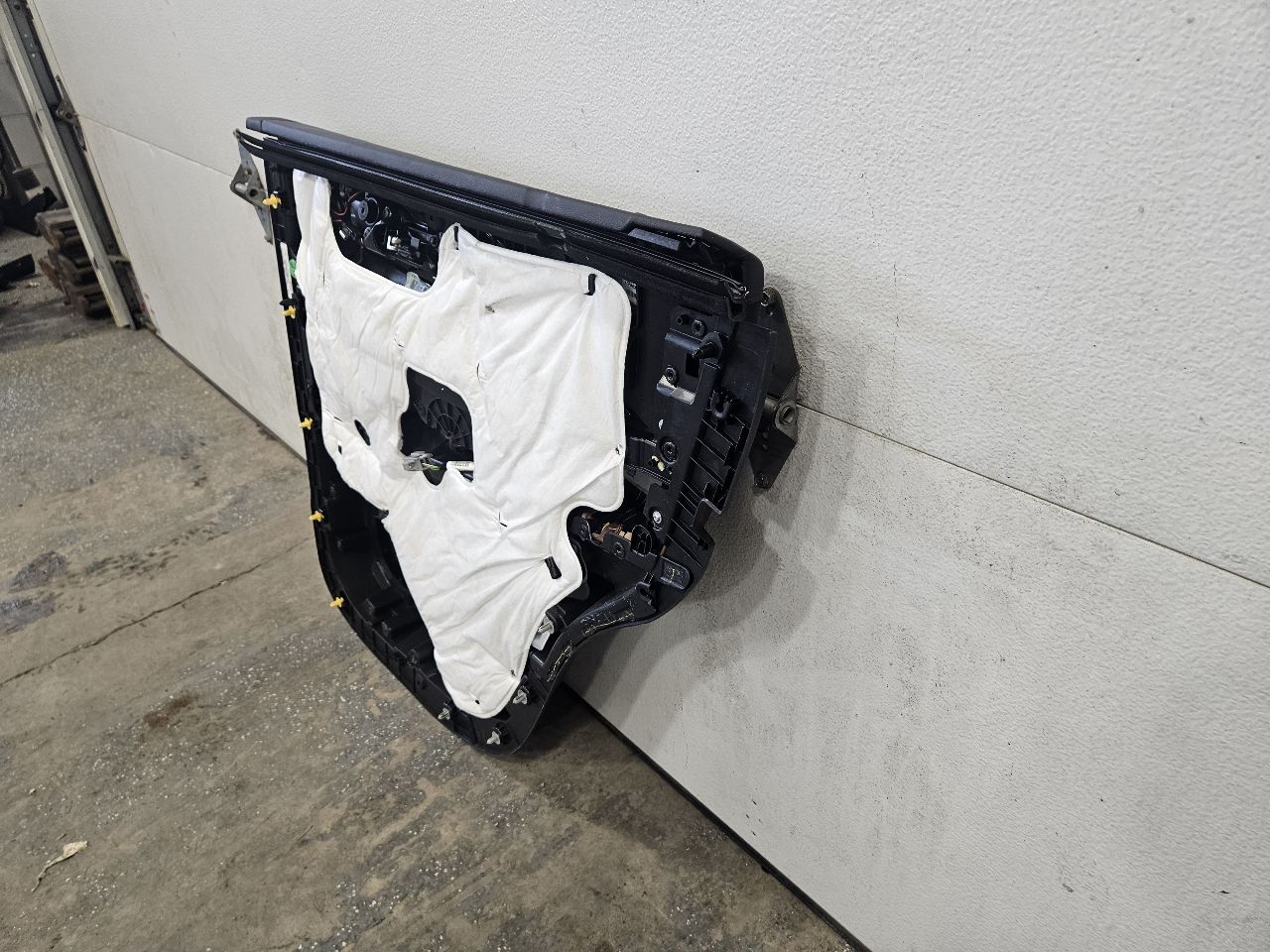 2019 ESCALADE REAR LH DOOR TRIM PANEL BLACK BROWN 32291 - image 1