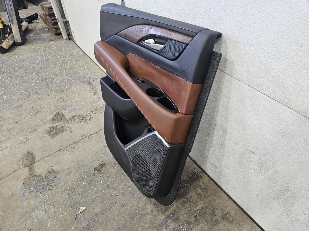 2019 ESCALADE REAR LH DOOR TRIM PANEL BLACK BROWN 32291 - image 2