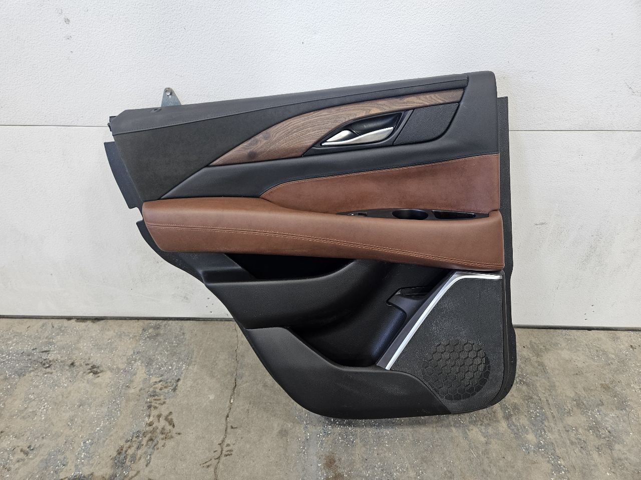 2019 ESCALADE REAR LH DOOR TRIM PANEL BLACK BROWN 32291 - image 3