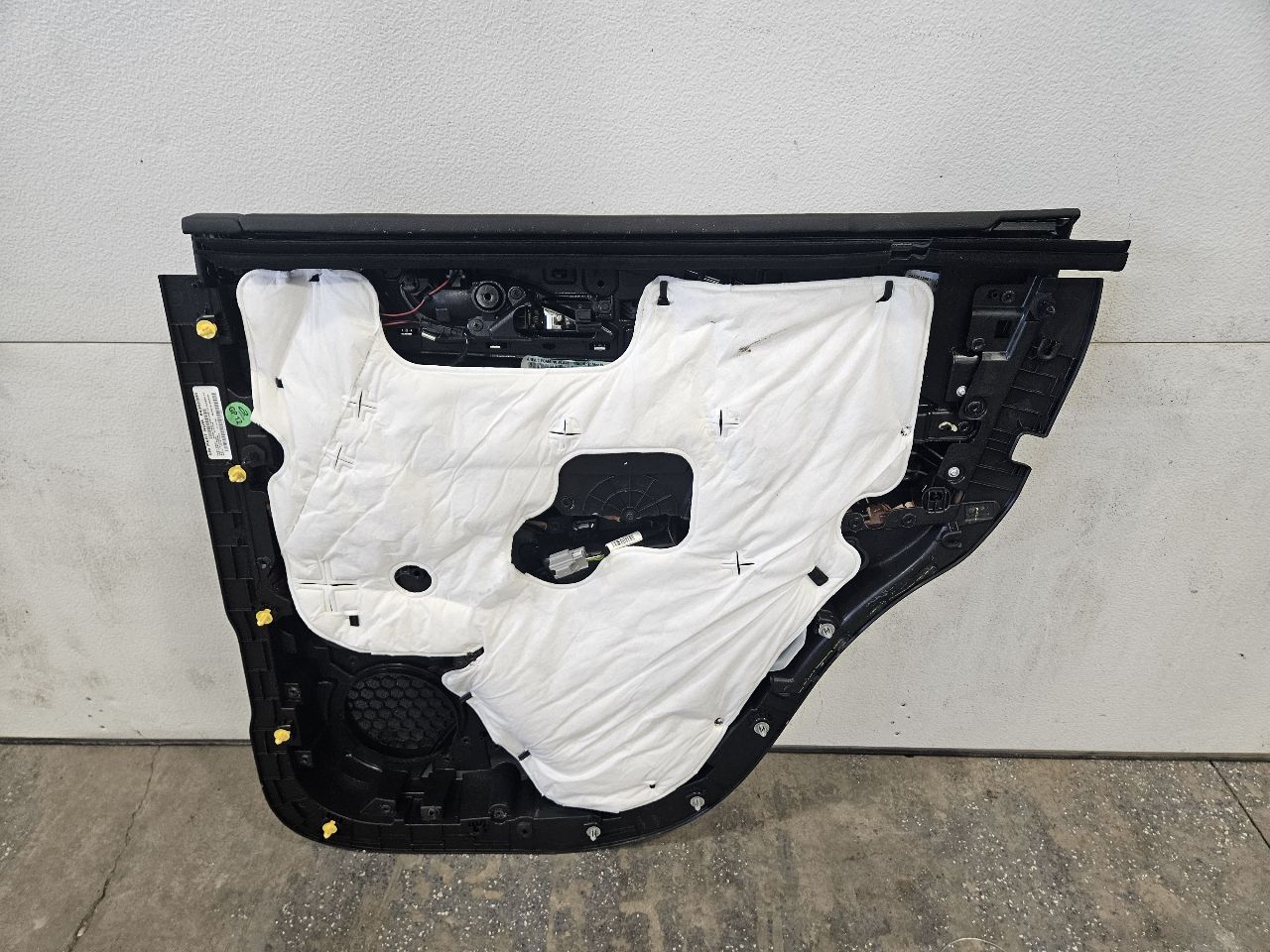 2019 ESCALADE REAR LH DOOR TRIM PANEL BLACK BROWN 32291 - image 4