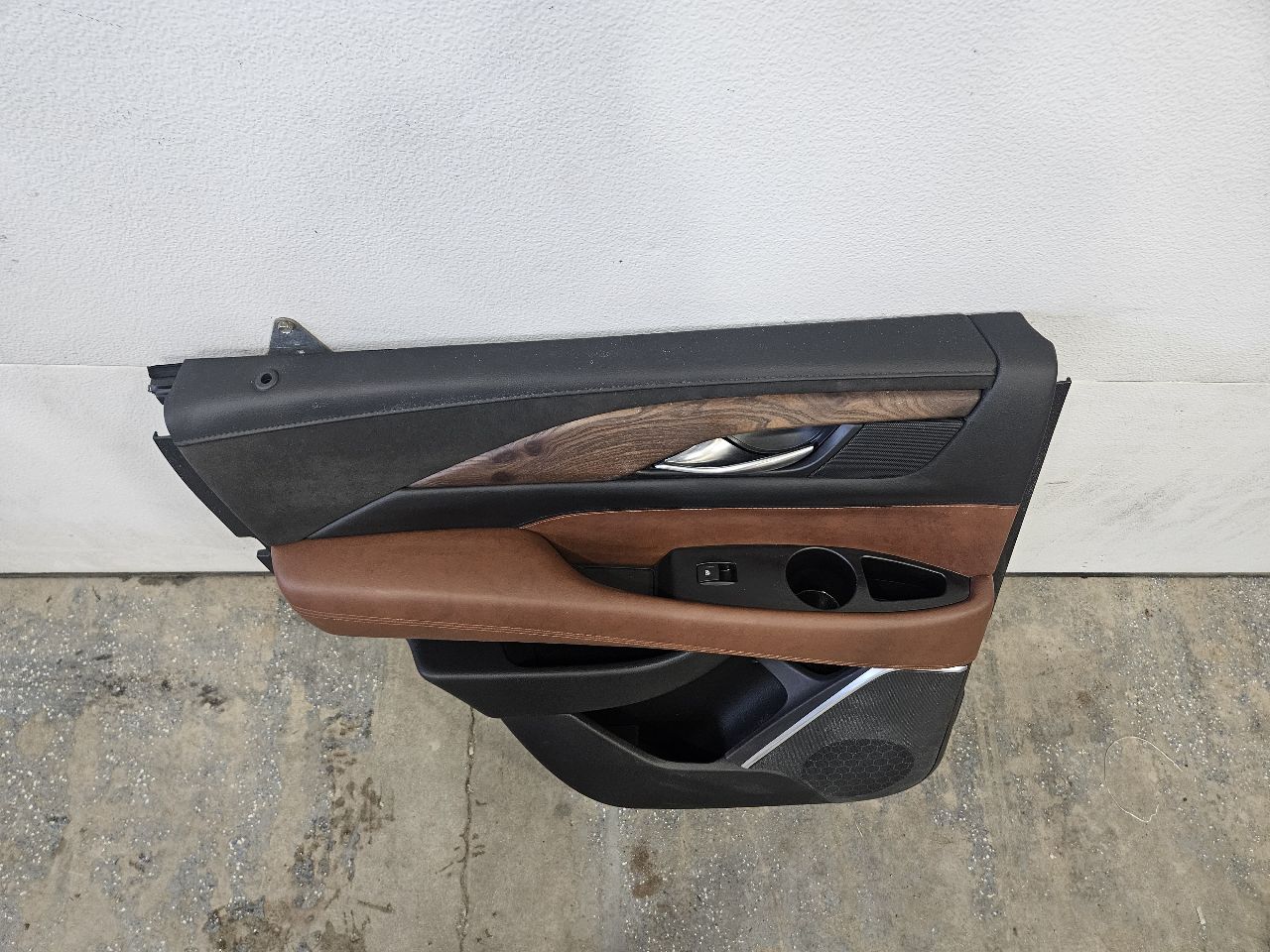 2019 ESCALADE REAR LH DOOR TRIM PANEL BLACK BROWN 32291 - image 5