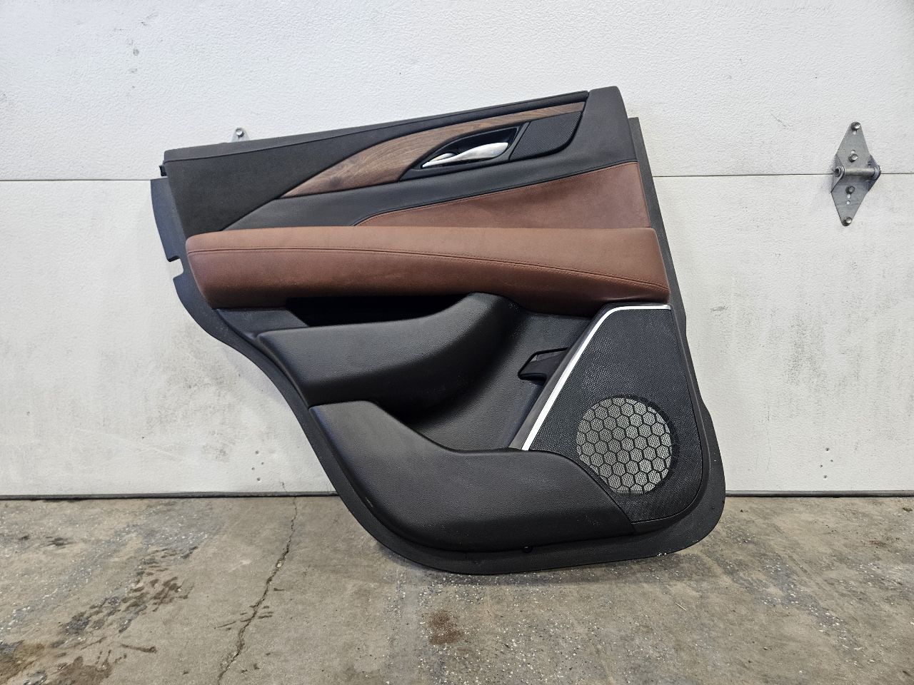 2019 ESCALADE REAR LH DOOR TRIM PANEL BLACK BROWN 32291 - image 6