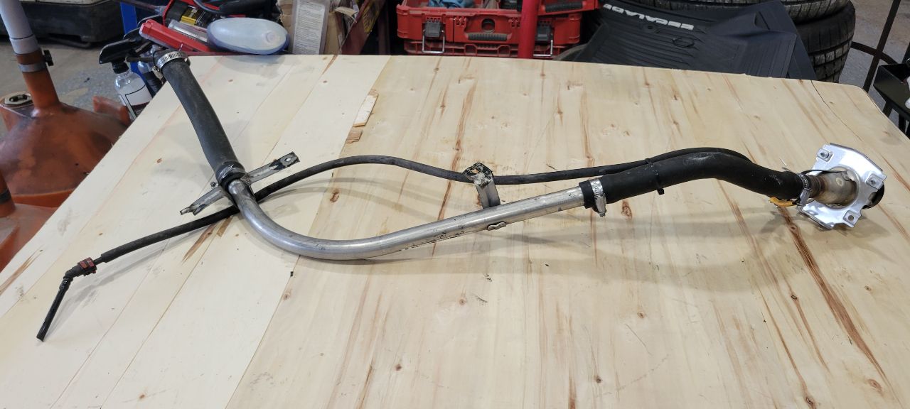 2019 ESCALADE FUEL FILLER NECK ASSEMBLY 84392894 32297 - image 7