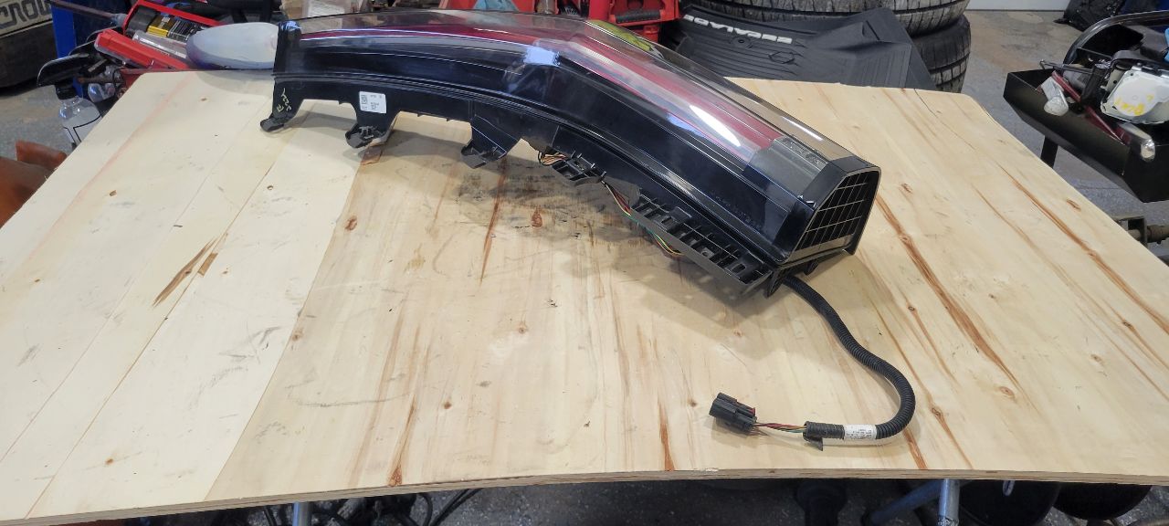 2019 ESCALADE RH TAIL LIGHT TESTED ALL LEDS WORK 32315 - image 9