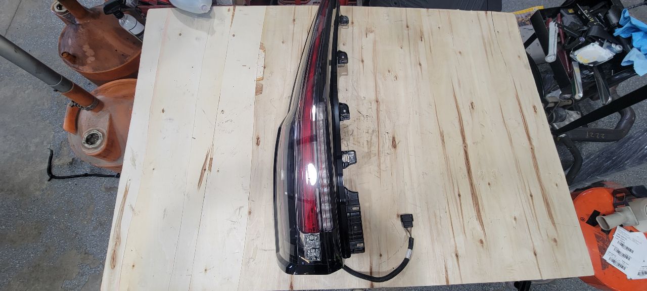 2019 ESCALADE LH TAIL LIGHT TESTED ALL LEDS WORK 32316 - image 1