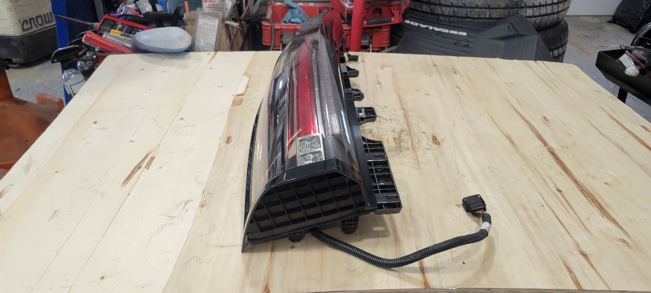 2019 ESCALADE LH TAIL LIGHT TESTED ALL LEDS WORK 32316 - image 2