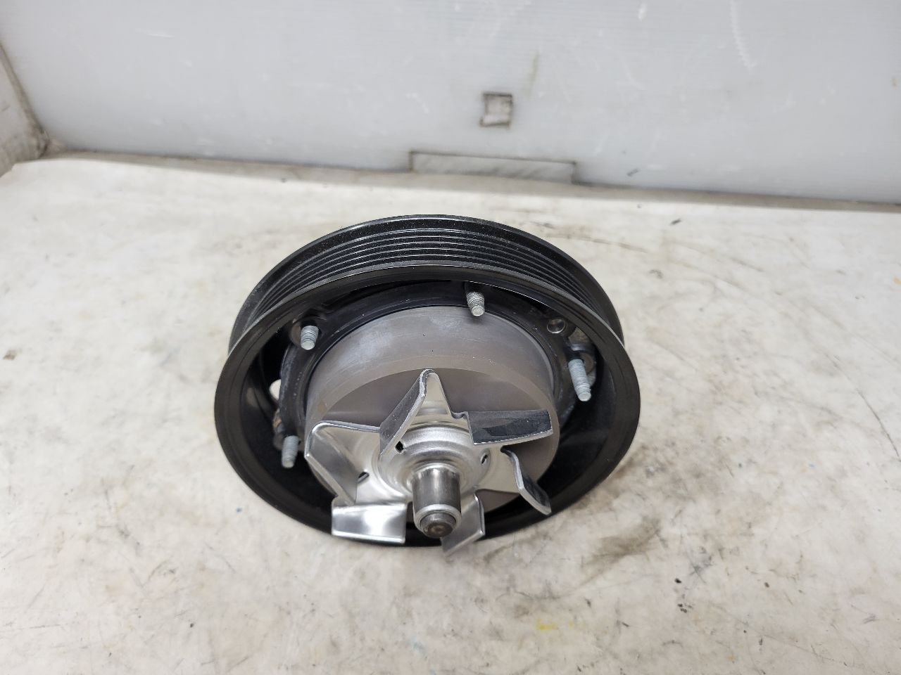 2019 ESCALADE WATER PUMP & PULLEY ONLY 22K MILES 32324 - image 8