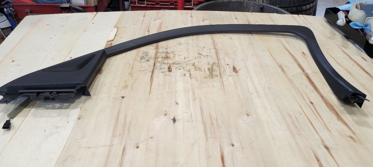 2019 ESCALADE RH FRONT UPPER DOOR PANEL TRIM 32343 - image 1
