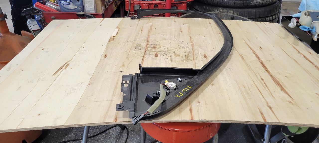 2019 ESCALADE RH FRONT UPPER DOOR PANEL TRIM 32343 - image 6
