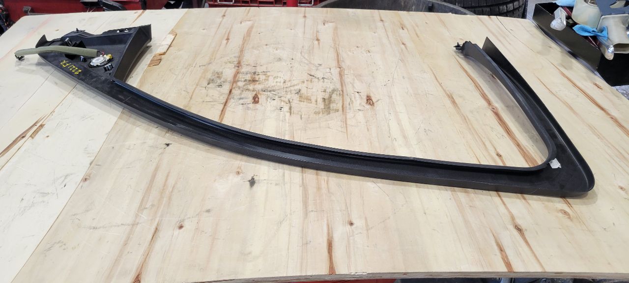 2019 ESCALADE RH FRONT UPPER DOOR PANEL TRIM 32343 - image 7