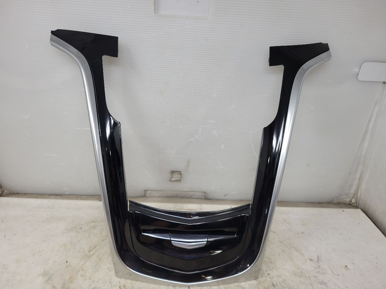 2019 ESCALADE CUE RADIO TRIM DASH BEZEL 22808248 32352 - image 1