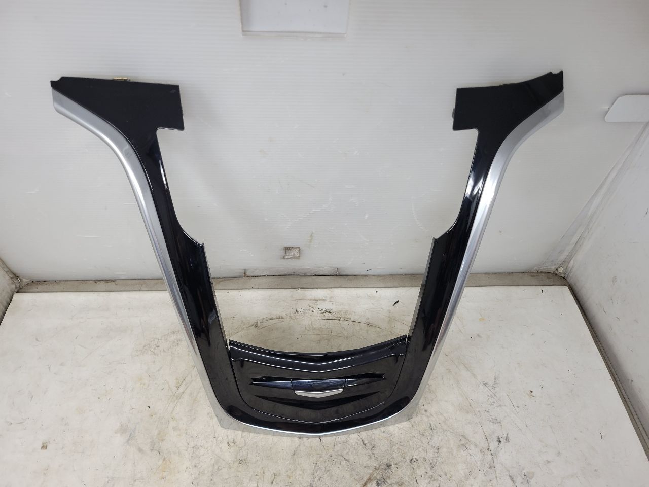 2019 ESCALADE CUE RADIO TRIM DASH BEZEL 22808248 32352 - image 2