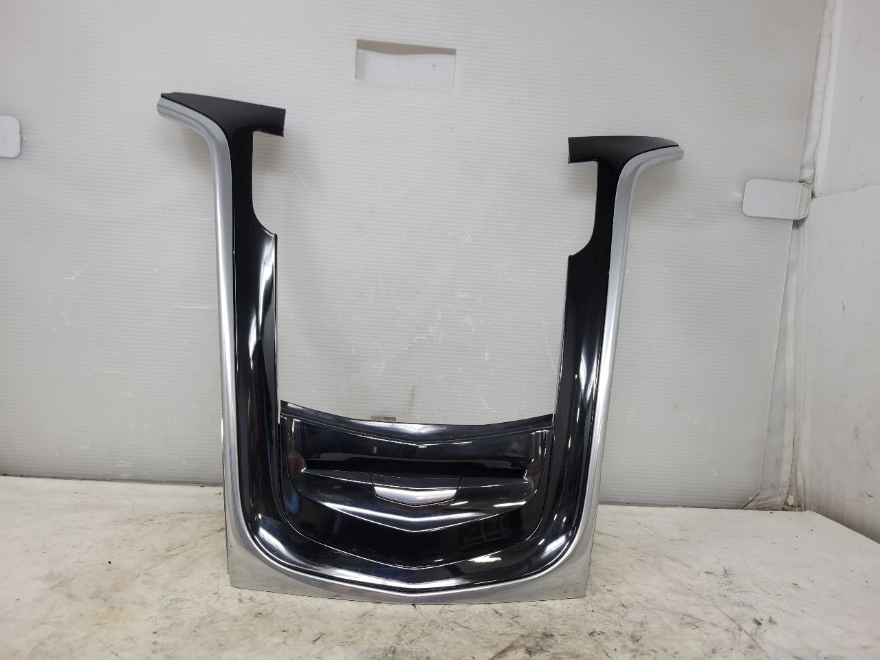 2019 ESCALADE CUE RADIO TRIM DASH BEZEL 22808248 32352 - image 3