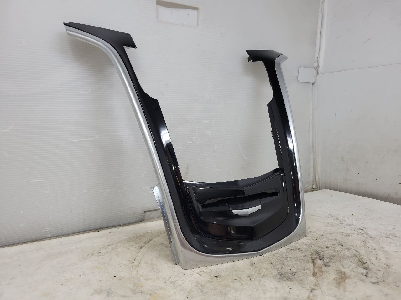 2019 ESCALADE CUE RADIO TRIM DASH BEZEL 22808248 32352 - image 4
