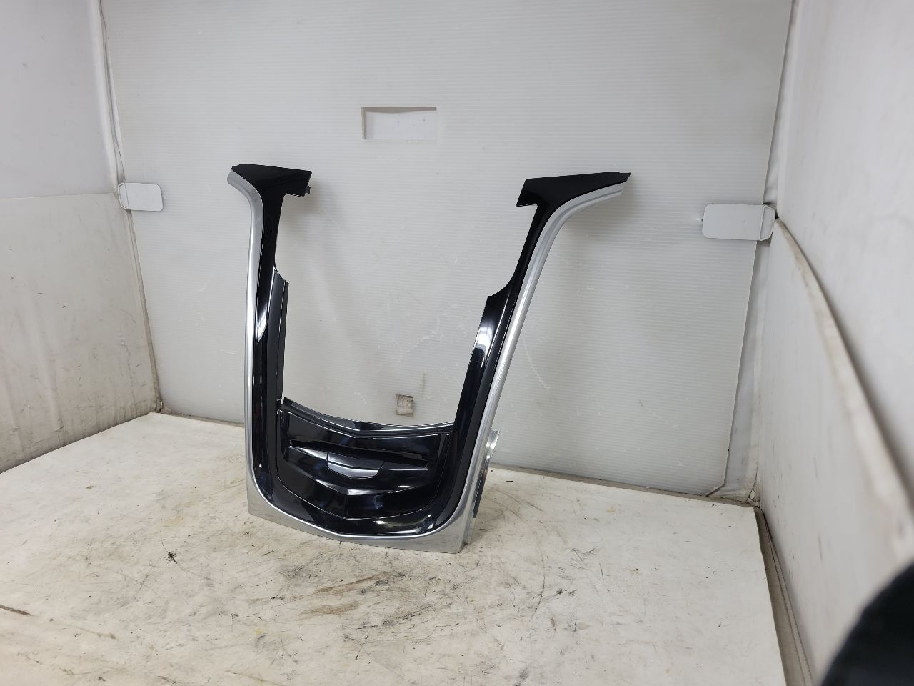 2019 ESCALADE CUE RADIO TRIM DASH BEZEL 22808248 32352 - image 5