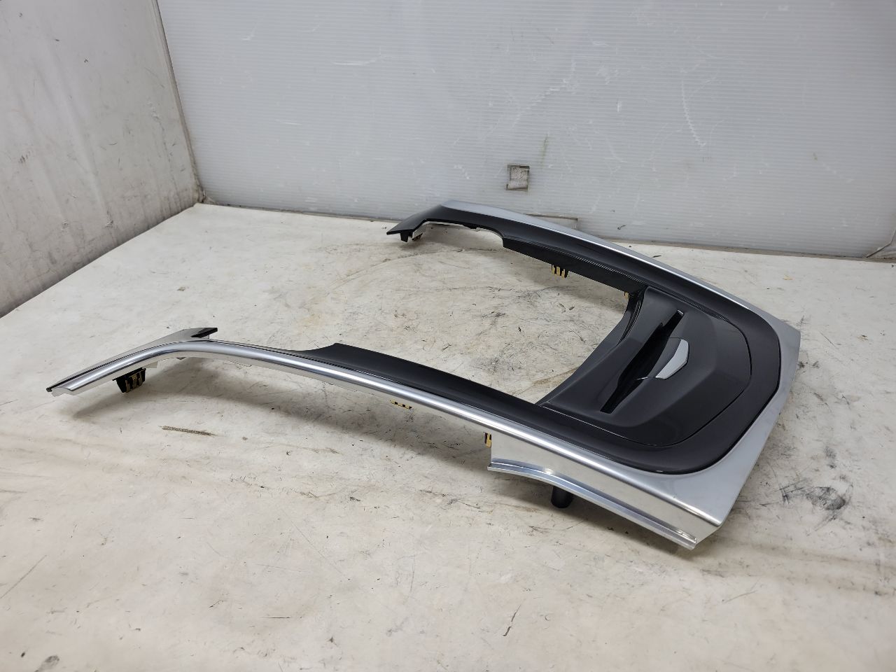 2019 ESCALADE CUE RADIO TRIM DASH BEZEL 22808248 32352 - image 11