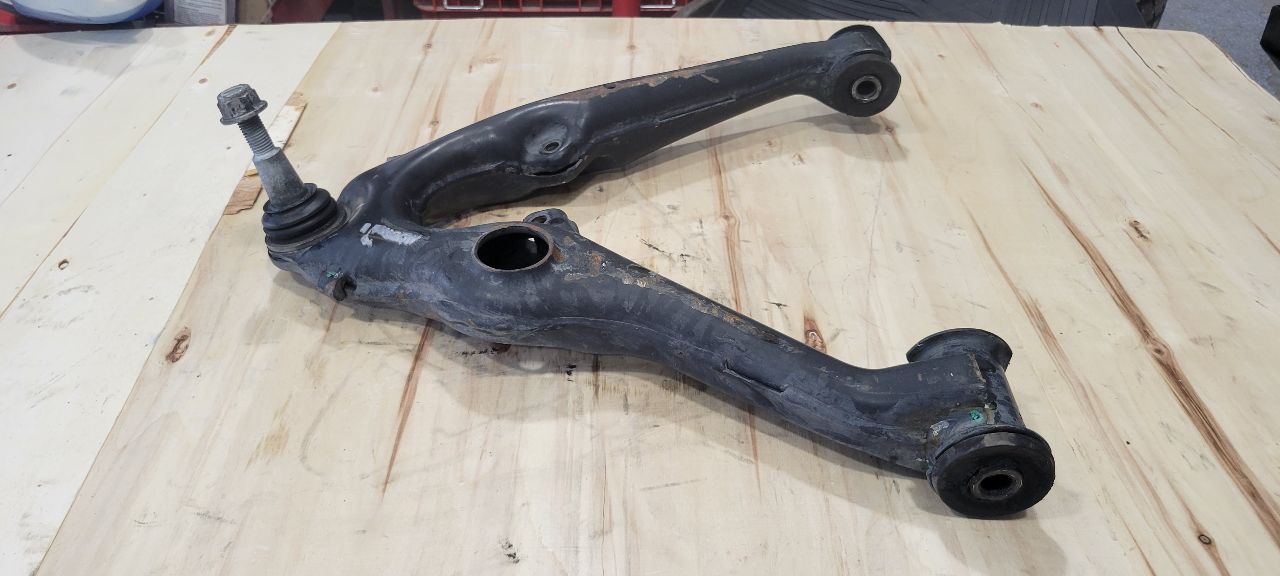 2019 ESCALADE RH PASSENGER LOWER CONTROL ARM 22K 32358 - image 1