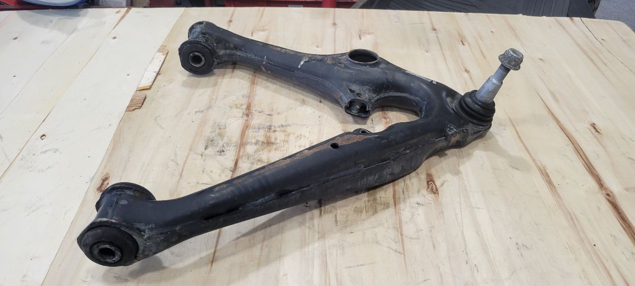 2019 ESCALADE RH PASSENGER LOWER CONTROL ARM 22K 32358 - image 3