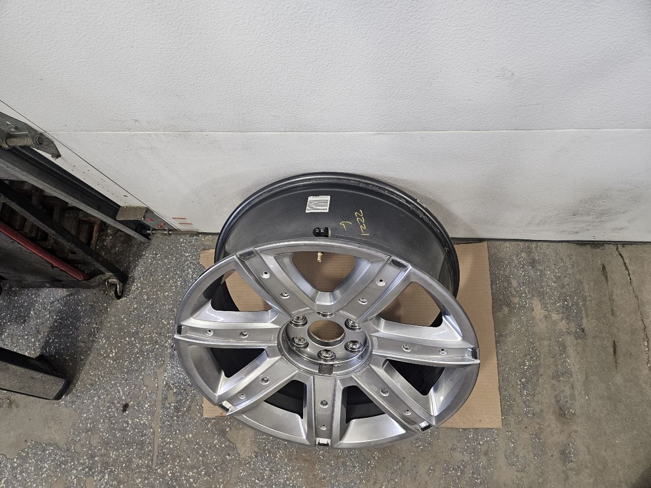 2019 ESCALADE 22x9 SILVER WHEEL NO INSERTS 32370 - image 4