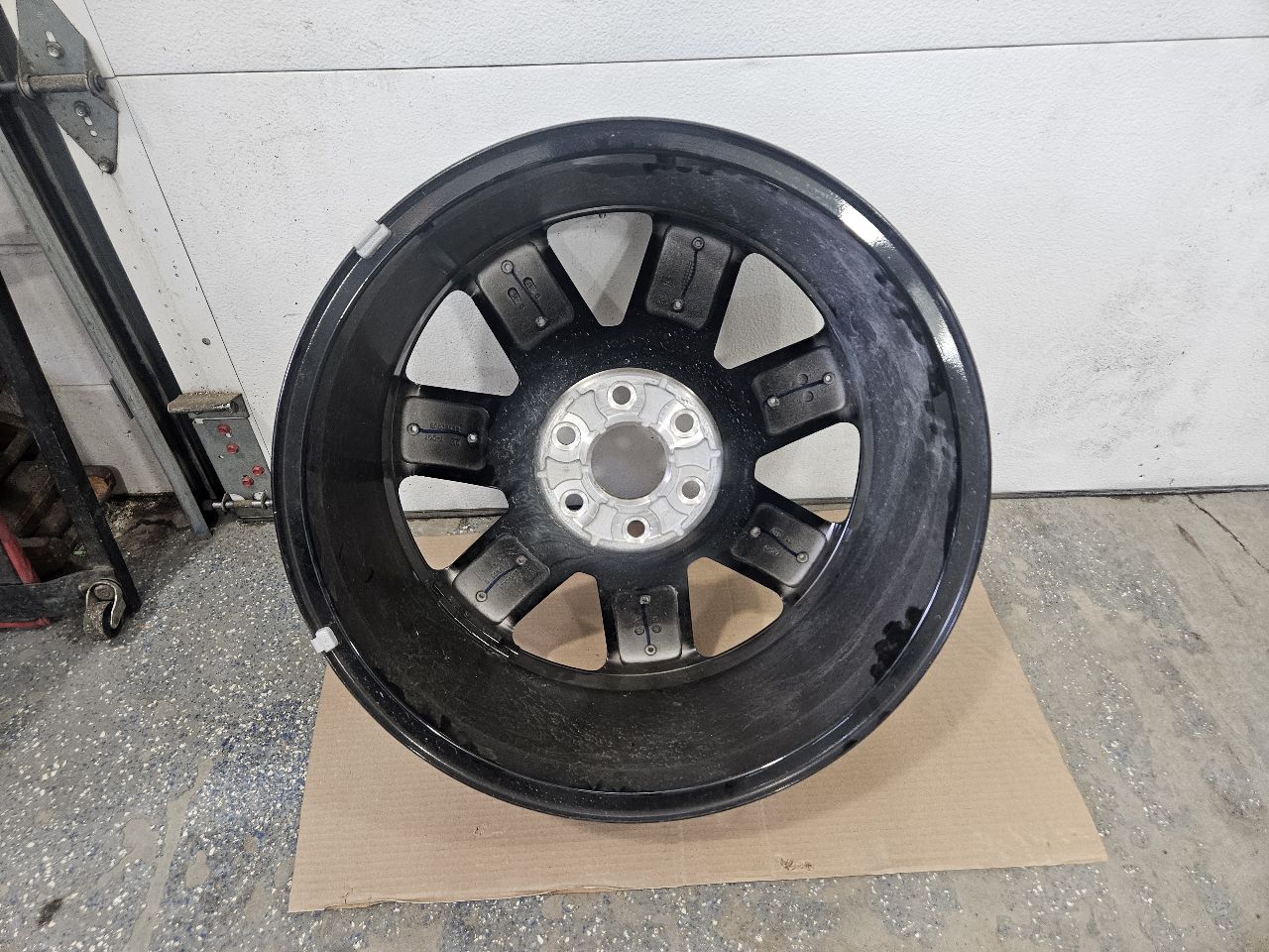 2019 ESCALADE 22x9 SILVER WHEEL NO INSERTS 32370 - image 5