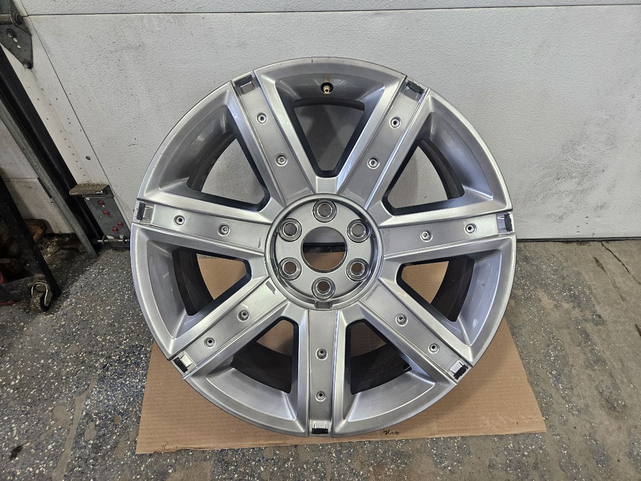 2019 ESCALADE 22x9 SILVER WHEEL NO INSERTS 32370 - image 1
