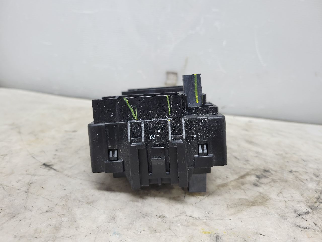 2019 ESCALADE DASH CABIN FUSE BOX 84114433 32385 - image 3