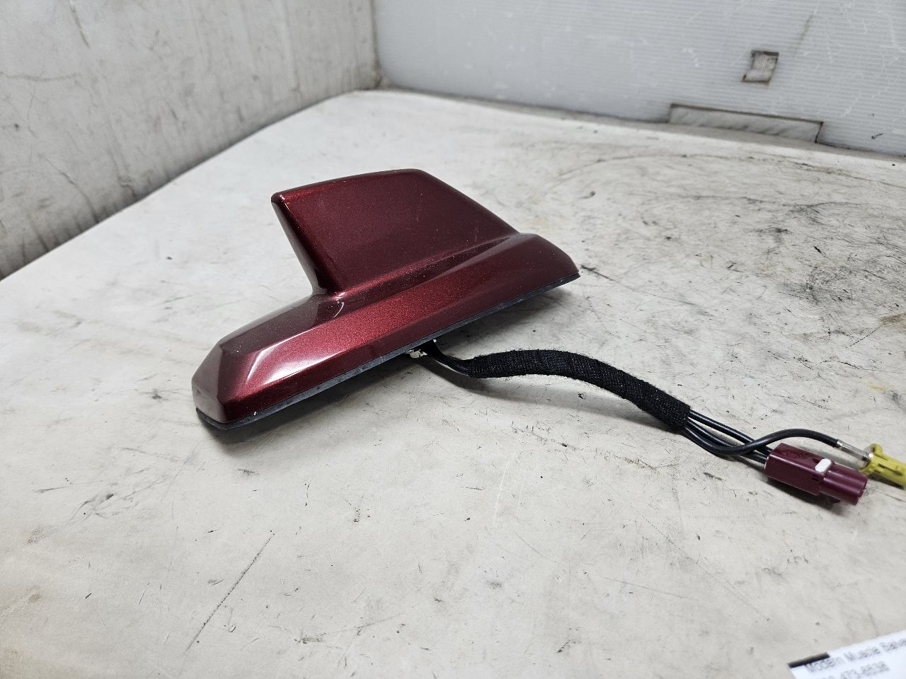 2019 ESCALADE SHARK FIN ANTENNA BLACK RED 84346806 32386 - image 4
