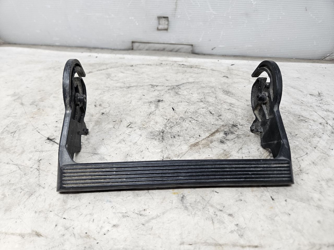 2019 ESCALADE FUSE BLOCK LOCKING HANDLE ONLY 32406 - image 1