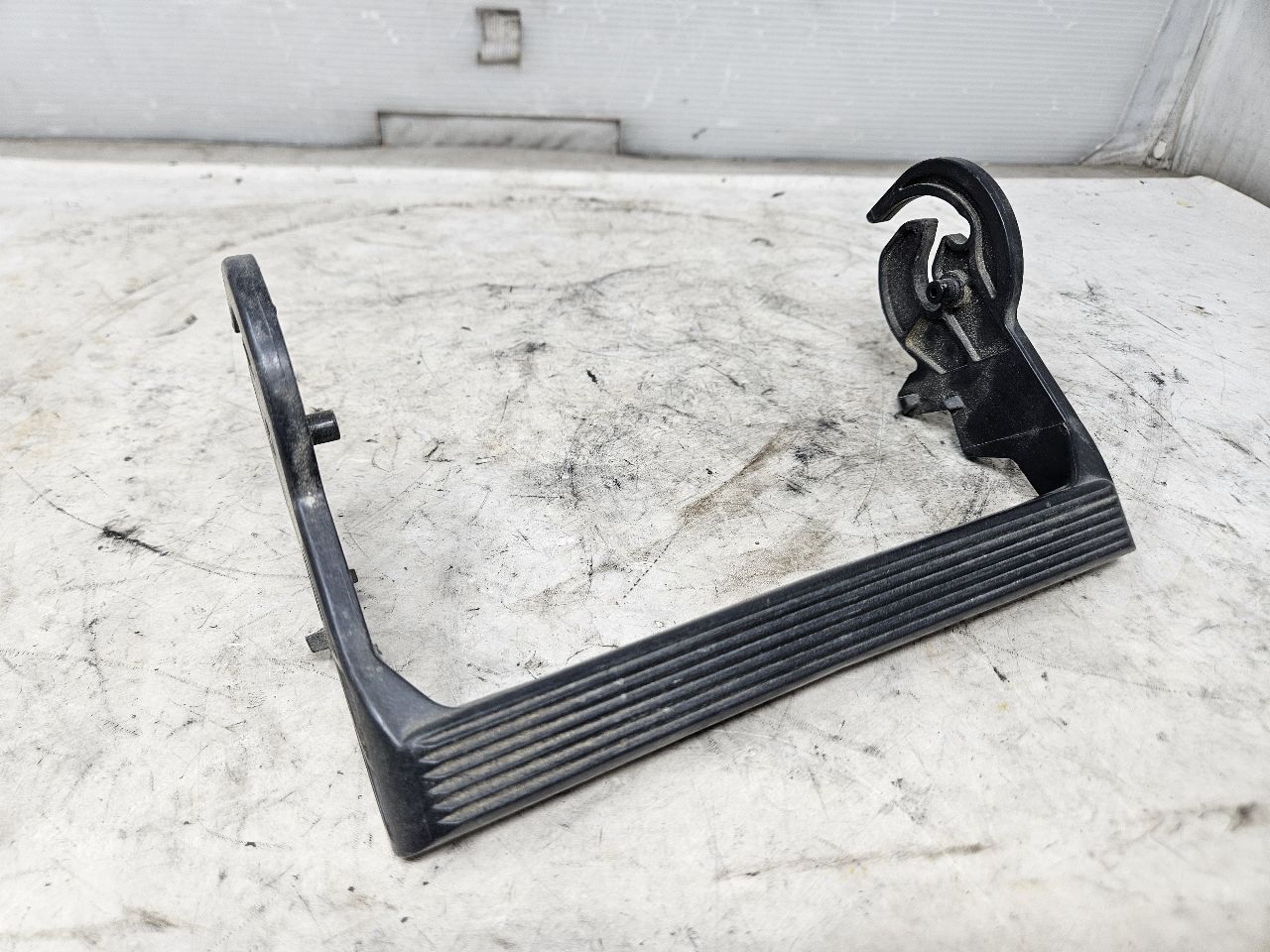 2019 ESCALADE FUSE BLOCK LOCKING HANDLE ONLY 32406 - image 2