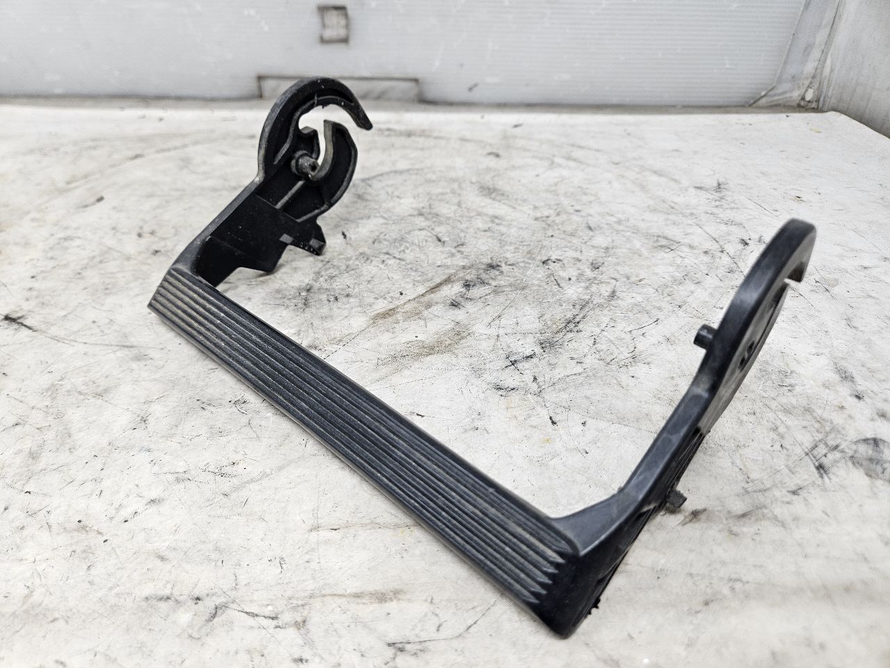 2019 ESCALADE FUSE BLOCK LOCKING HANDLE ONLY 32406 - image 3