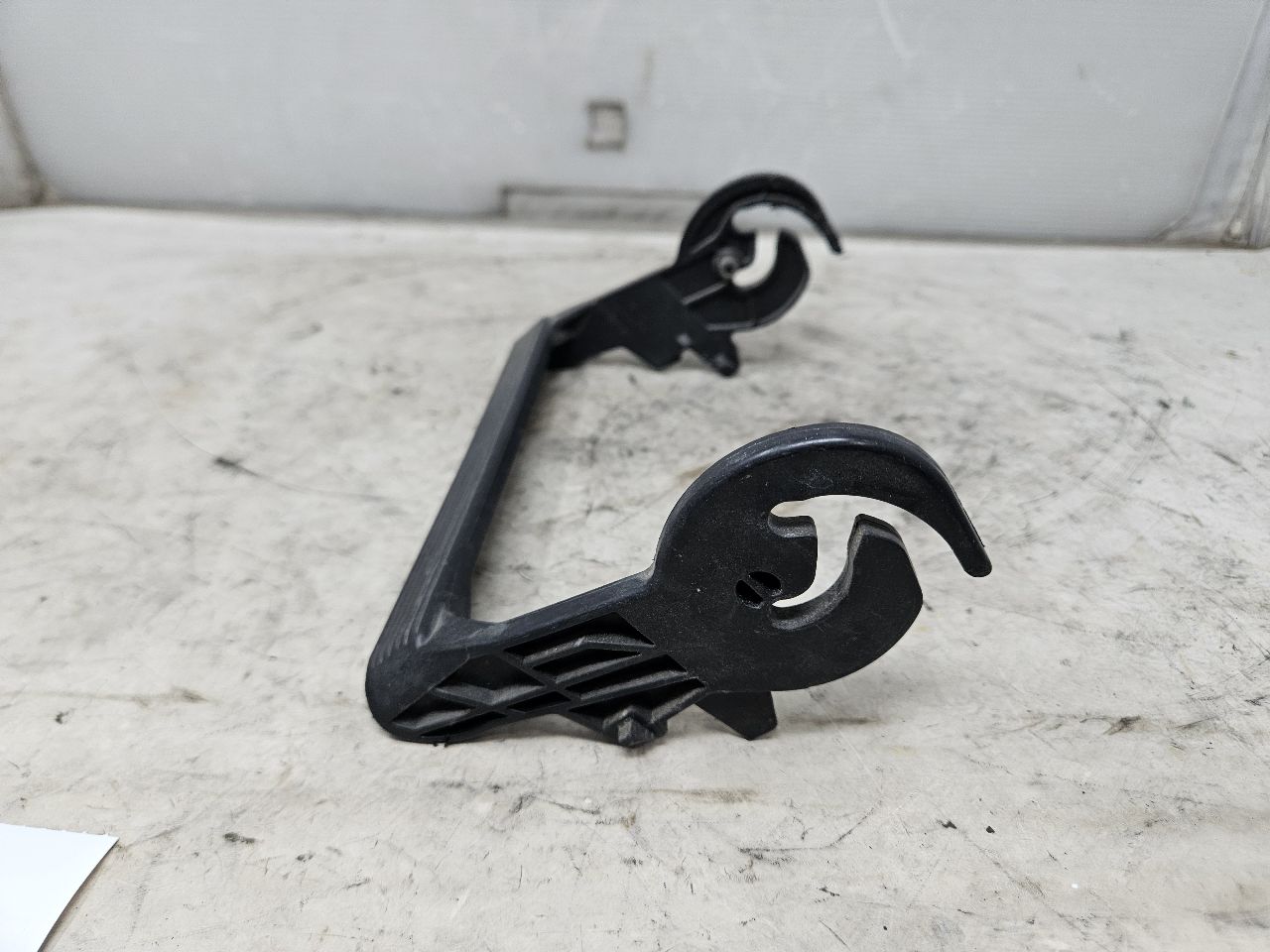 2019 ESCALADE FUSE BLOCK LOCKING HANDLE ONLY 32406 - image 4