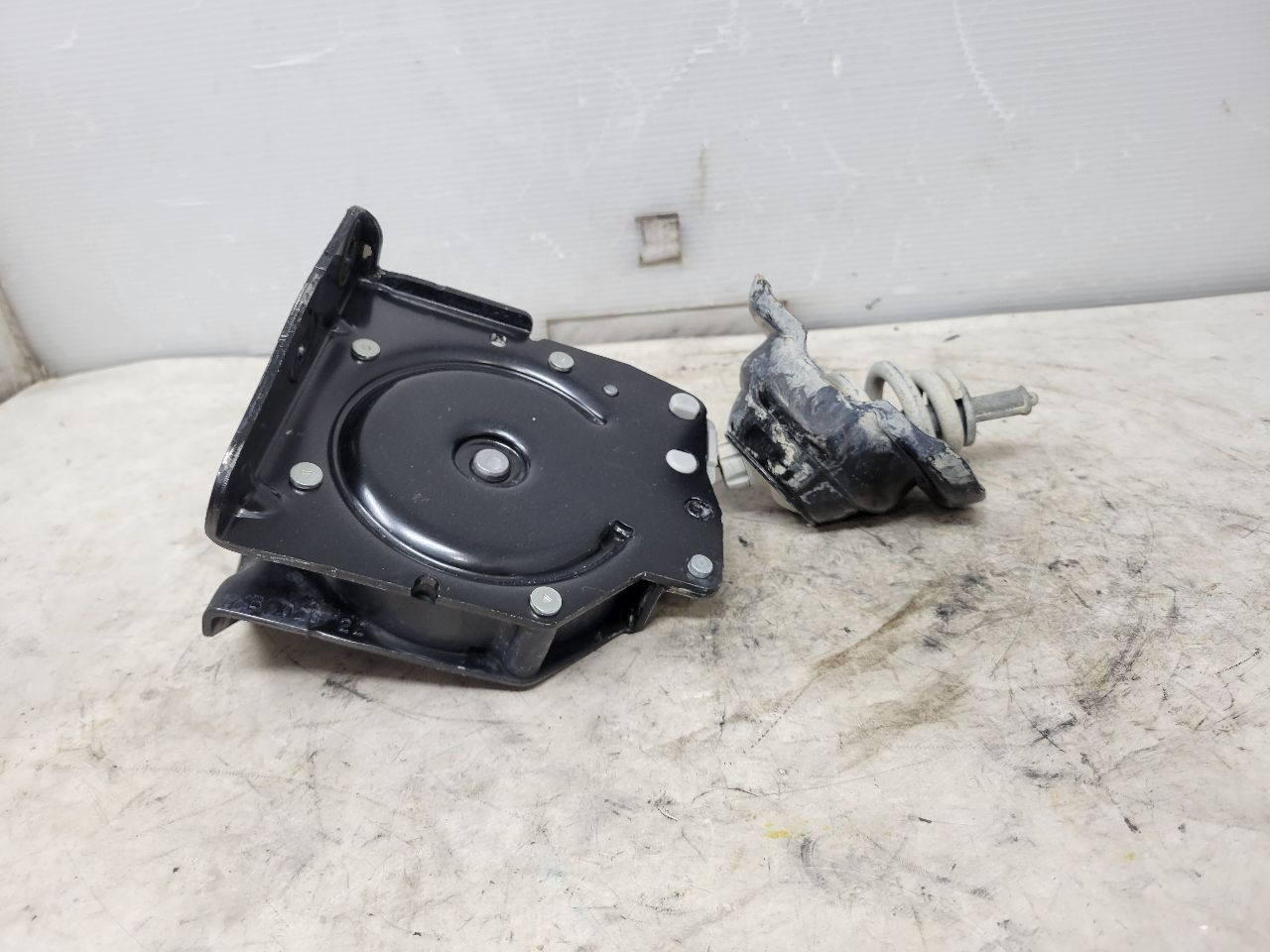 2022 SIERRA150 SPARE TIRE CARRIER 2 BOLT DESIGN 32445 - image 3